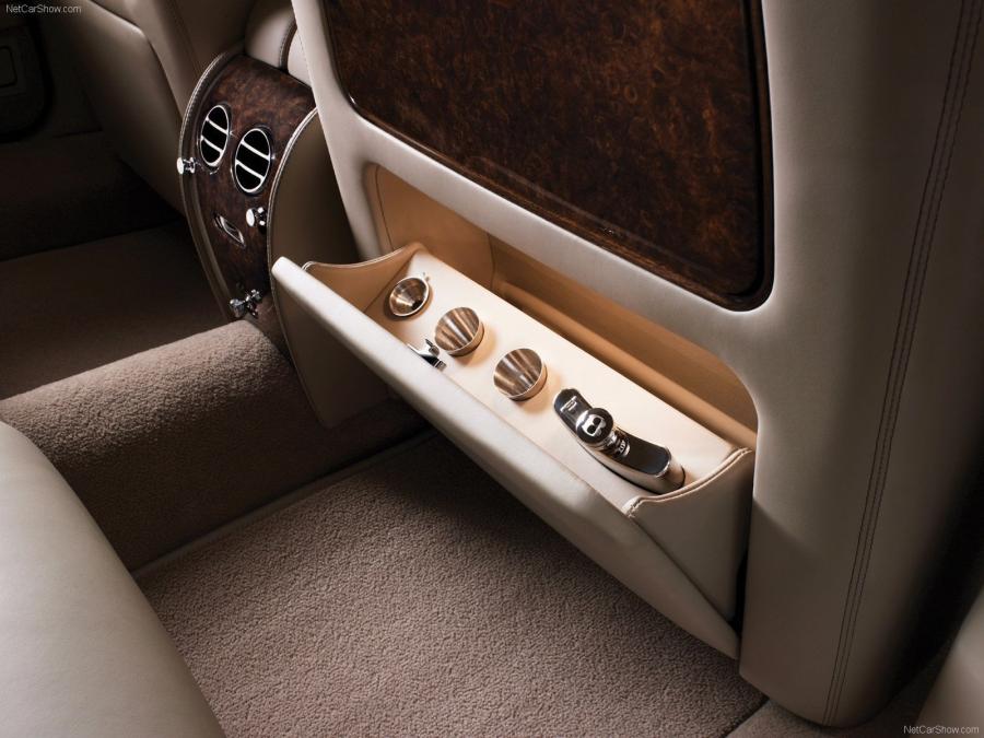 Детали интерьера Bentley Arnage Limousine 2005 года  (фото 14 из 20)